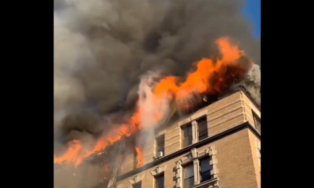 Νέα Υόρκη: Φωτιά σε κτήριο στο Μανχάταν -  Απομακρύνθηκαν οι κάτοικοι - Δείτε βίντεο