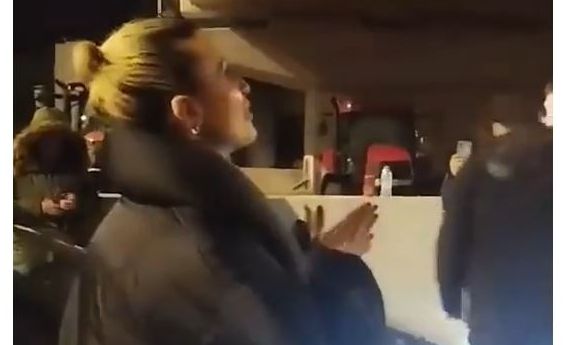 Η Κατερίνα Λιόλιου βρέθηκε στα μπλόκα των αγροτών - Το τραγούδι που τους αφιέρωσε