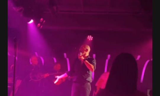 Έξαλλος ο Βαλάντης με τους μουσικούς του - Η αηδιαστική κίνηση στην πίστα