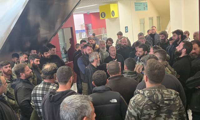 Χανιά: Παραμένουν για δεύτερη νύχτα στο αεροδρόμιο «Δασκαλογιάννης» οι κτηνοτρόφοι