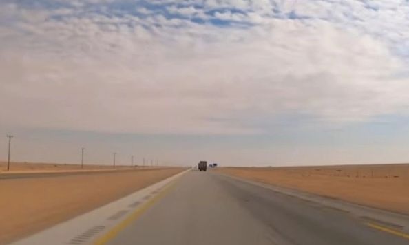 Ούτε οι ΗΠΑ ούτε η Κίνα: Αυτή είναι η χώρα με τον πιο μακρύ ευθύ δρόμο στον κόσμο