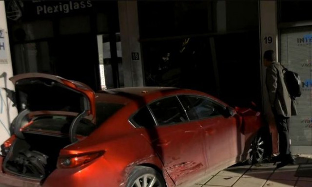 Θεσσαλονίκη: Αυτοκίνητο εισέβαλε σε είσοδο πολυκατοικίας