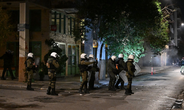 Μολότοφ εκτοξεύτηκαν κατά διμοιρίας ΜΑΤ στα Εξάρχεια