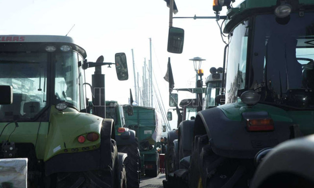 «Απόβαση» αγροτών στο λιμάνι του Βόλου - Ετοιμάζονται για αποκλεισμό - Βίντεο