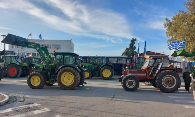 «Απόβαση» αγροτών στο λιμάνι του Βόλου - Ετοιμάζονται για αποκλεισμό - Βίντεο