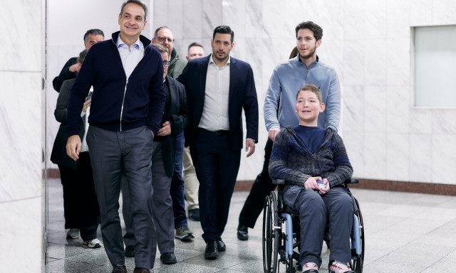 Ο Μητσοτάκης στο μετρό για την παρουσίαση της νέας Κάρτας Αναπηρίας