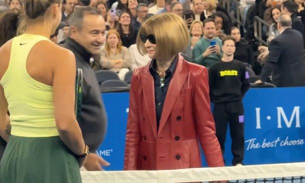 Άννα Γουίντουρ: Η πρώην επικεφαλής της Vogue στη ρίψη νομίσματος για αγώνα τένις - Βίντεο