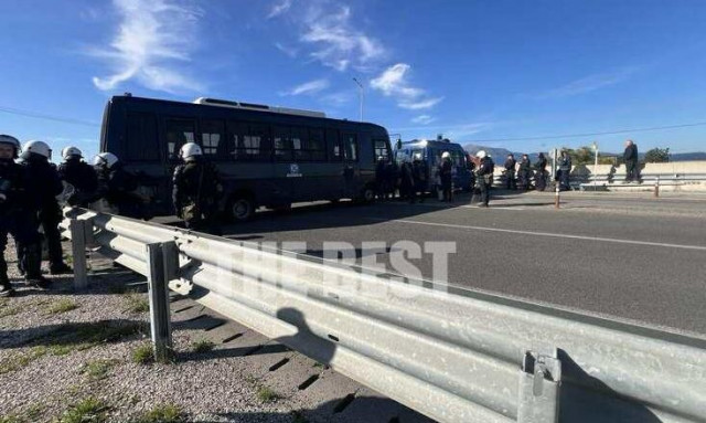 Γέφυρα Ρίου – Αντιρρίου: Αστυνομικός φραγμός στο Ρίο – Δεν μπορούν οι αγρότες να φτάσουν στα διόδια