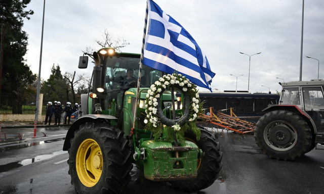 «Ας έρθουν να μας συλλάβουν»: Αποφασισμένοι για κλιμάκωση κινητοποιήσεων οι αγρότες – Όλα τα μπλόκα