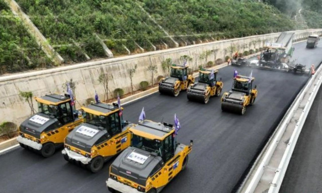 Το απίστευτο China Speed: Έστρωσαν 8.000 τόνοι ασφάλτου και 2.4 χλμ. σε 6 ώρες