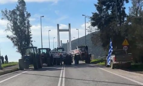 Αγροτικό μπλόκο στη νέα γέφυρα της Χαλκίδας - Τρακτέρ έχουν αποκλείσει την πρόσβαση - Βίντεο