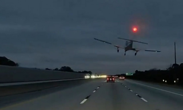 Φλόριντα: Η στιγμή που αεροσκάφος κάνει αναγκαστική προσγείωση σε αυτοκινητόδρομο - Βίντεο