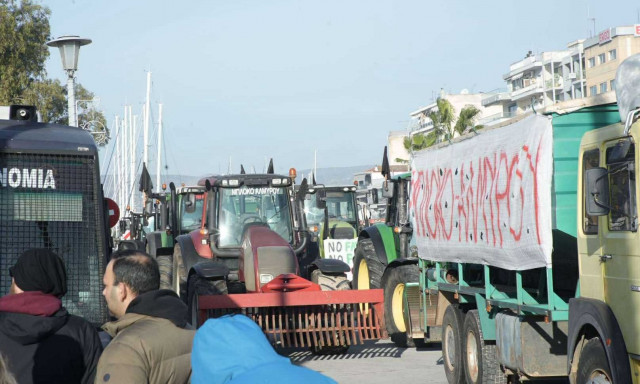 Τελεσίγραφο στους αγρότες να εγκαταλείψουν το λιμάνι του Βόλου έως τη 1 μ.μ.