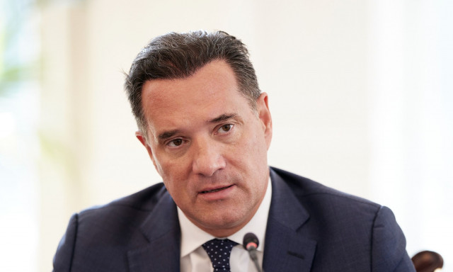 Υπόθεση Novartis: Προβλήθηκε βίντεο και ο Άδωνις αντέδρασε «αυτό είναι πριν βάλω μαλλιά»