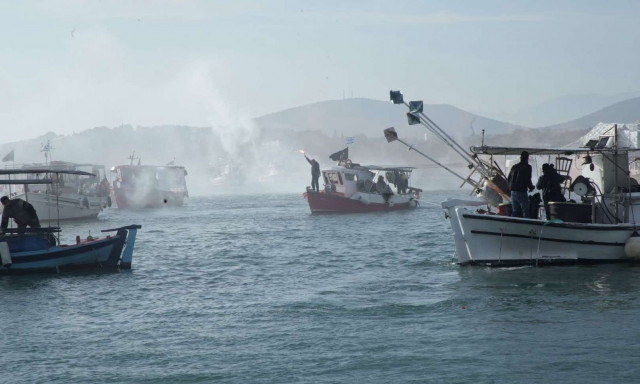 Θαλάσσιος αποκλεισμός του λιμανιού του Βόλου από αλιείς - Βίντεο, φωτογραφίες