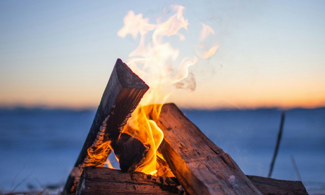 Νέα ανακάλυψη: Πότε και πού ο άνθρωπος άναψε την πρώτη φωτιά