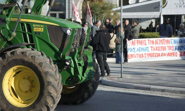 Με εκσκαφέα επιχειρούν οι αγρότες να σπάσουν την περίφραξη στο λιμάνι του Βόλου