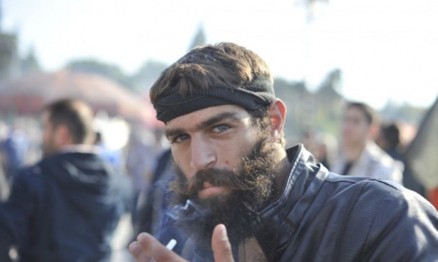 Αγνώριστος ο Κρητικός αγρότης που έκανε τις γυναίκες να παραμιλούν το 2015