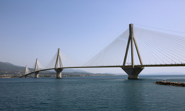 Μπλόκα αγροτών: Κατάληψη με τρακτέρ στη γέφυρα Ρίου-Αντιρρίου - Δεν θα κλείσει η κυκλοφορία