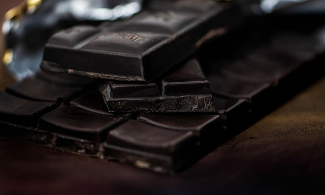 Θεοβρεομίνη: Η χημική ουσία στη μαύρη σοκολάτα μπορεί να επιβραδύνει τη γήρανση