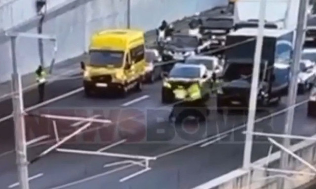 Βίντεο: Η στιγμή που μηχανή παρασύρει τροχονόμο στην Αττική Οδό προσπαθώντας να ξεφύγει από μπλόκο