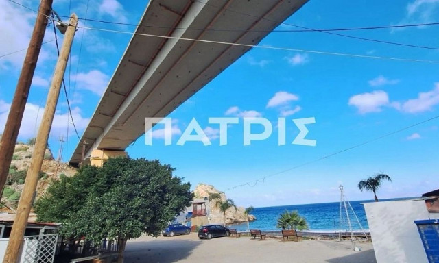 Ηράκλειο: Αναστάτωση στην παραλία Παλαιόκαστρου - Αποκολλήθηκαν κομμάτια από γέφυρα