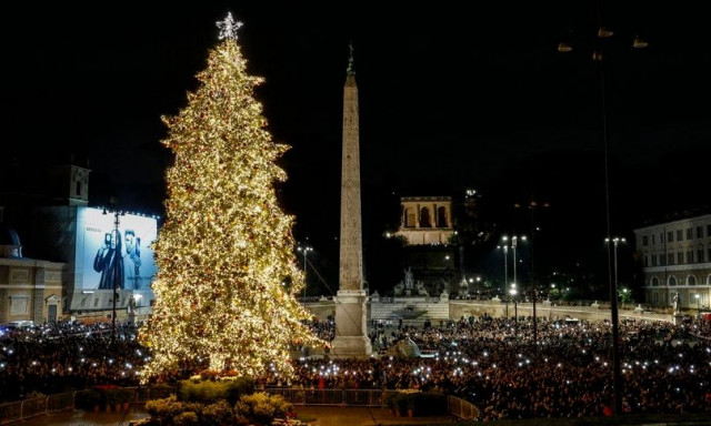 Χριστούγεννα στη Ρώμη: Από τη Fontana di Trevi μέχρι το Κολοσσαίο η «Αιώνια Πόλη» γιορτάζει 