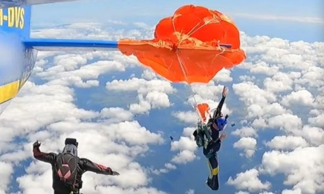 Άλμα τρόμου: Αλεξίπτωτο σκάλωσε στο φτερό του αεροκάφους - Η κίνηση ματ του skydiver