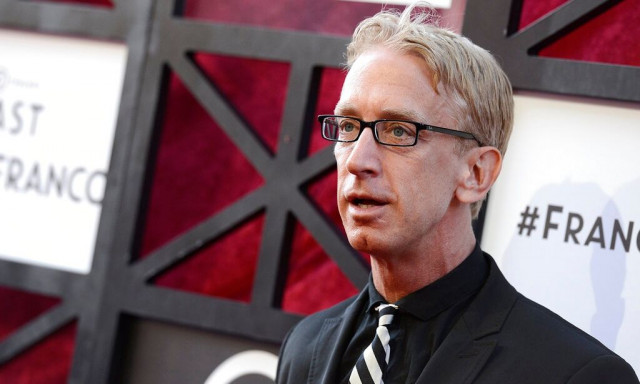 Εικόνα παρακμής: Γνωστός κωμικός αναίσθητος στα σκαλιά από υπερβολική δόση