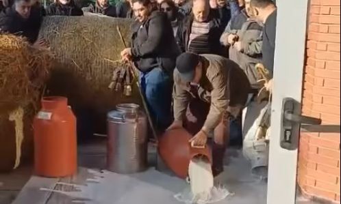 Αγρότες πέταξαν γάλα, ντομάτες και σταφύλια στο κτίριο της περιφέρειας στην Καβάλα - Δείτε βίντεο