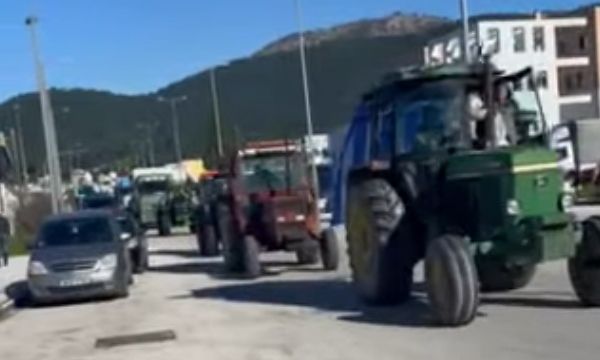 Στο λιμάνι της Ηγουμενίτσας έφτασαν τα τρακτέρ των αγροτών - Βίντεο