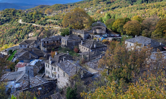 Το Πάπιγκο, οι κατοικίες στο Ζαγόρι και η καταγγελία για καταπάτηση δρόμου μετά την χαλικόστρωση