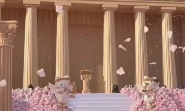 Κινέζος έφτιαξε νέο Παρθενώνα με Καρυάτιδες Hello Kitty για να κάνει πρόταση γάμου - Βίντεο