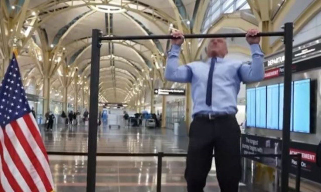 ΗΠΑ: Υπουργοί της κυβέρνησης Τραμπ έκαναν διαγωνισμό έλξεων σε αεροδρόμιο