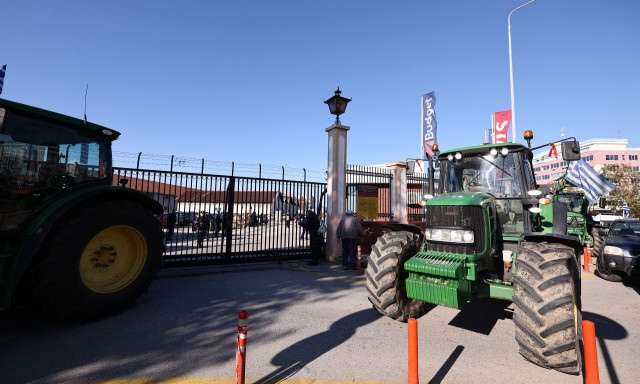 Στο λιμάνι της Θεσσαλονίκης έκαναν «απόβαση» τα τρακτέρ των αγροτών - Βίντεο