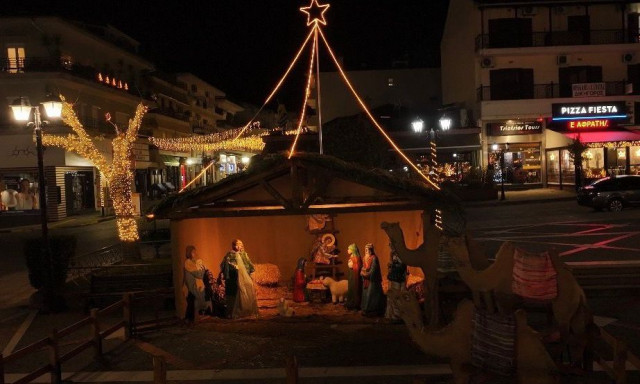 Χριστούγεννα στα Μετέωρα - Πρωταγωνίστρια η Καλαμπάκα με τη φάτνη που «αιωρείται» στους βράχους