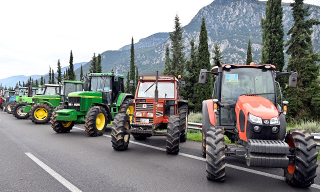 Στα μπλόκα παραμένουν οι αγρότες της Καρδίτσας και των Τρικάλων