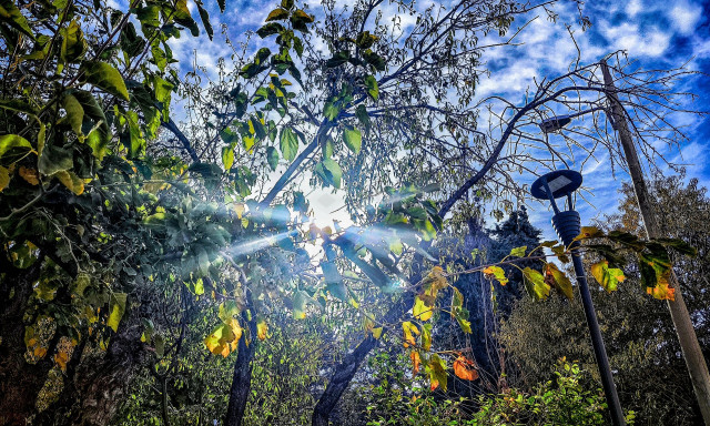 Άστατος ο καιρός το Σαββατοκύριακο: Νεφώσεις και τοπικές βροχές σε πολλές περιοχές της χώρας