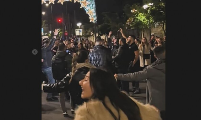 Κρητικοί φοιτητές ξεσήκωσαν την Αθήνα - Έπαιξαν καντάδα από τη Βασιλίσσης Σοφίας μέχρι την Ερμού