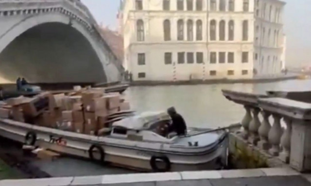 Ιταλία: Γυναίκα έκλεψε βάρκα στη Βενετία και προσέκρουσε στη γέφυρα Ριάλτο - Δείτε βίντεο