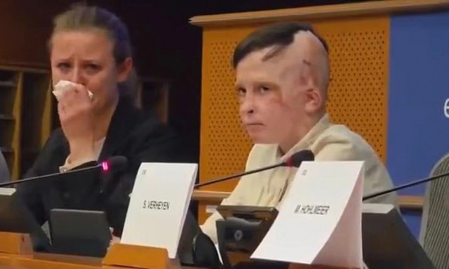 Διερμηνέας καταρρέει όταν 11χρονος περιγράφει πώς ρωσική βόμβα σκότωσε τη μητέρα του