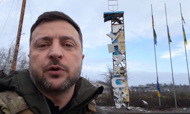 Στο υπό πολιορκία Κουπιάνσκ ο Ζελένσκι: «Οι στρατιωτικές επιτυχίες βοηθούν τη διπλωματία» - Βίντεο