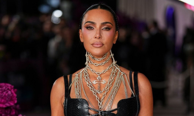 Κιμ Καρντάσιαν: Η λαμπερή εμφάνιση σε χριστουγεννιάτικο πάρτι με vintage φόρεμα Gucci