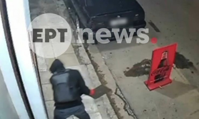 Σεπόλια: Κλέφτης σπάει βιτρίνα καταστήματος με καπάκι φρεατίου