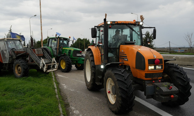 Αγρότες κλείνουν παραδρόμους στην εθνική - Κυκλοφοριακό χάος σε Ριτσώνα και Εύβοια