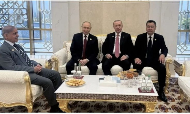 Ο Πακιστανός πρωθυπουργός «μπούκαρε» στη συνάντηση Ερντογάν με Πούτιν - Βίντεο με το επεισόδιο