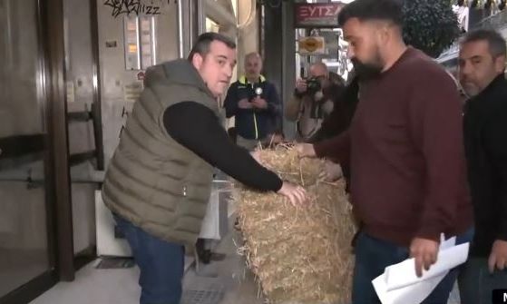 Διαμαρτυρία αγροτών έξω από τα γραφεία βουλευτών στη Λάρισα