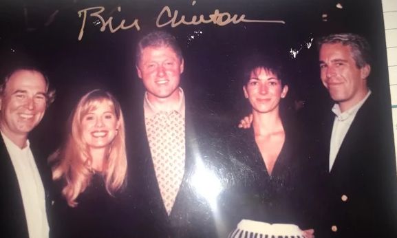 Νέες φωτογραφίες από το νησί του Έπσταϊν – Από τον Τραμπ και τον Κλίντον έως τον Γκέιτς