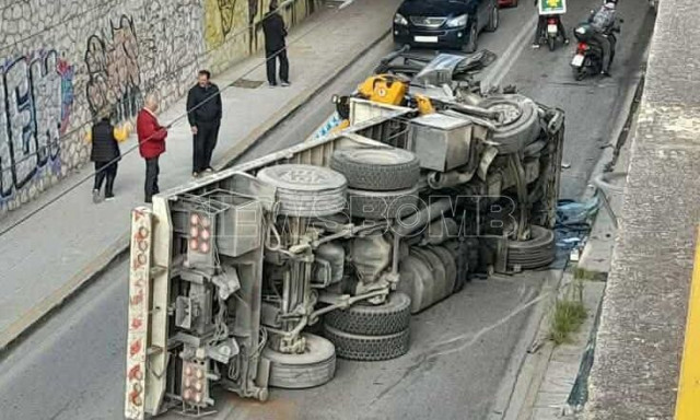 Ανατροπή γερανοφόρου στη Νέα Φιλαδέλφεια - Διακοπή κυκλοφορίας