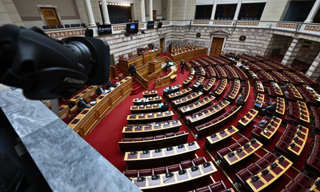 Προϋπολογισμός 2026: Σύγκρουση κυβέρνησης - αντιπολίτευσης στη Βουλή για αγρότες και οικονομία